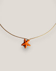 Collar minimal con estrella de howlita naranja