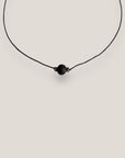 Collar minimal con bola de lava negra 8mm y separadores gunmetal con brillis blancos