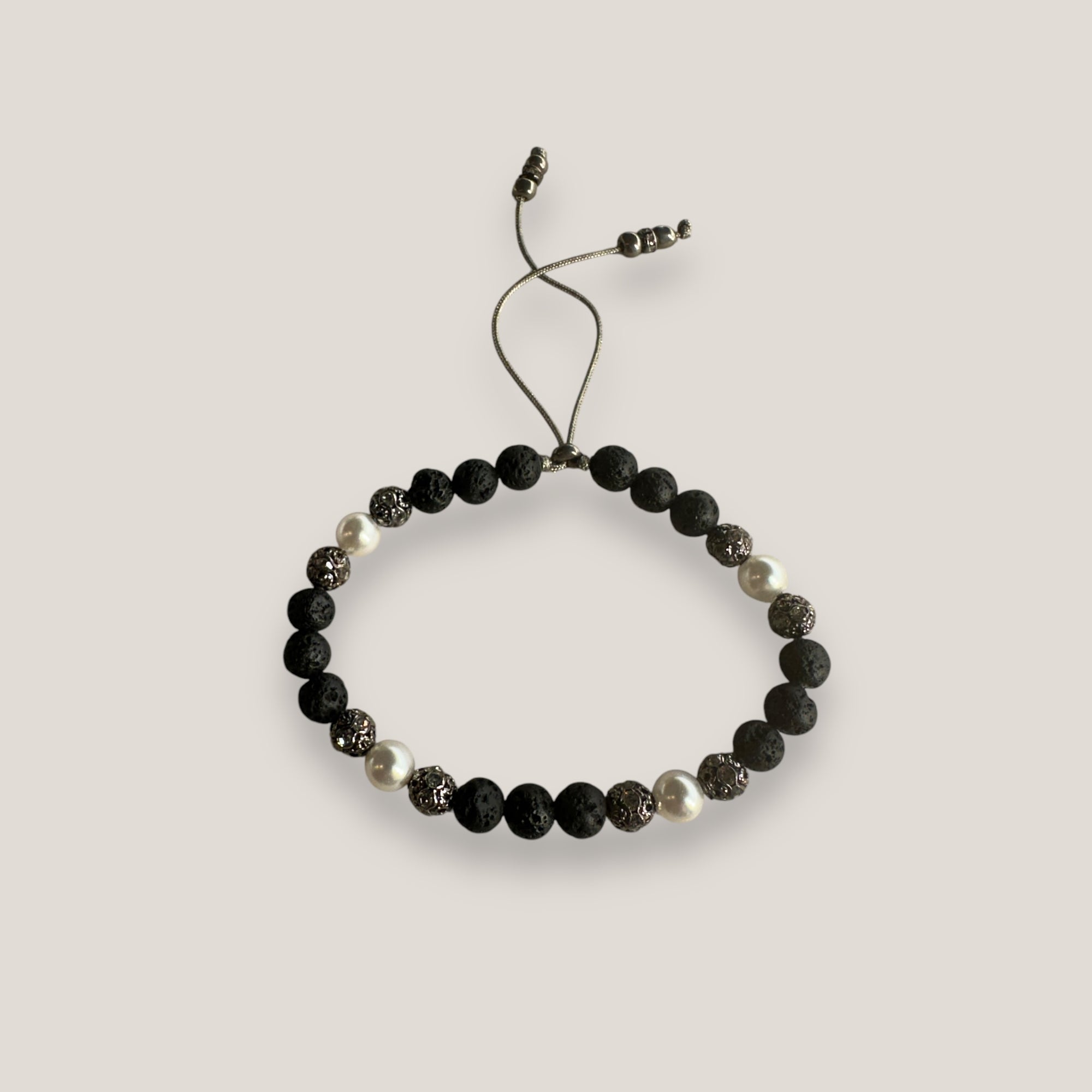 Pulsera Dafne perlas con lava negra y filigrana gunmetal con cristalitos