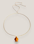 Collar minimal con tortuga de howlita naranja