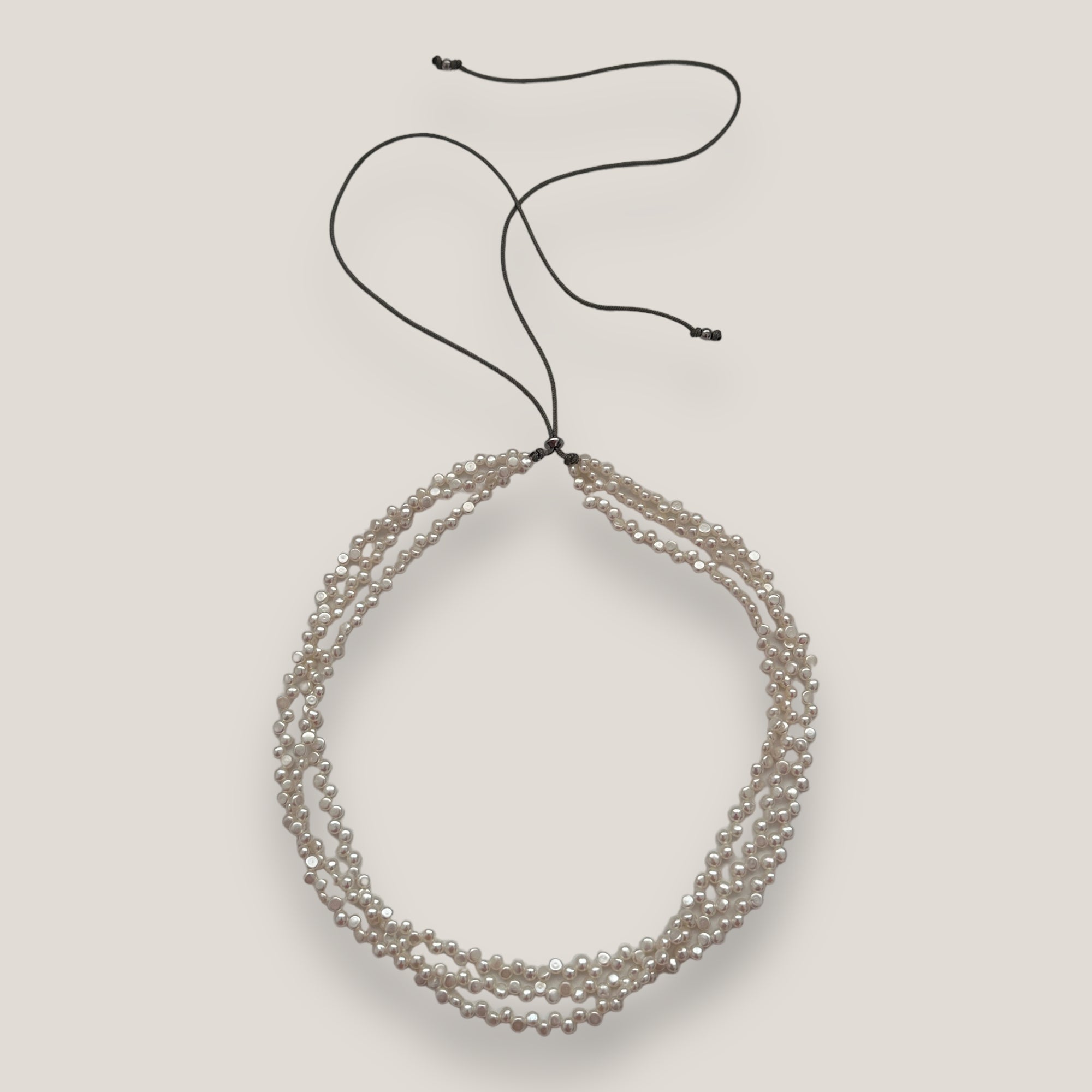 Collar triple con perlitas 4mm blancas naturales, cordón de nailon gris plata y cuentas acero
