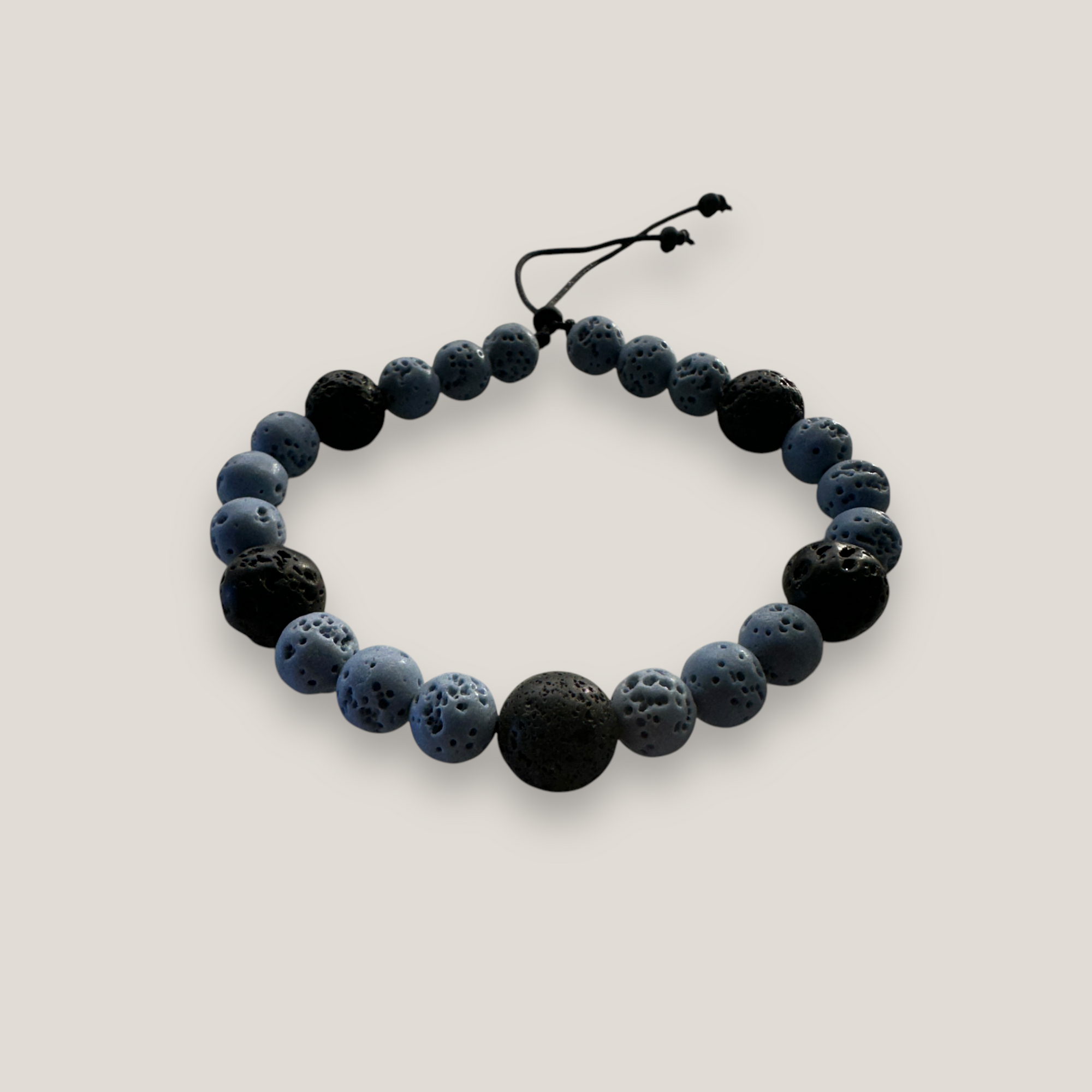 Abenteuerarmband mit hellblauem Korallenschwamm und schwarzer Lava