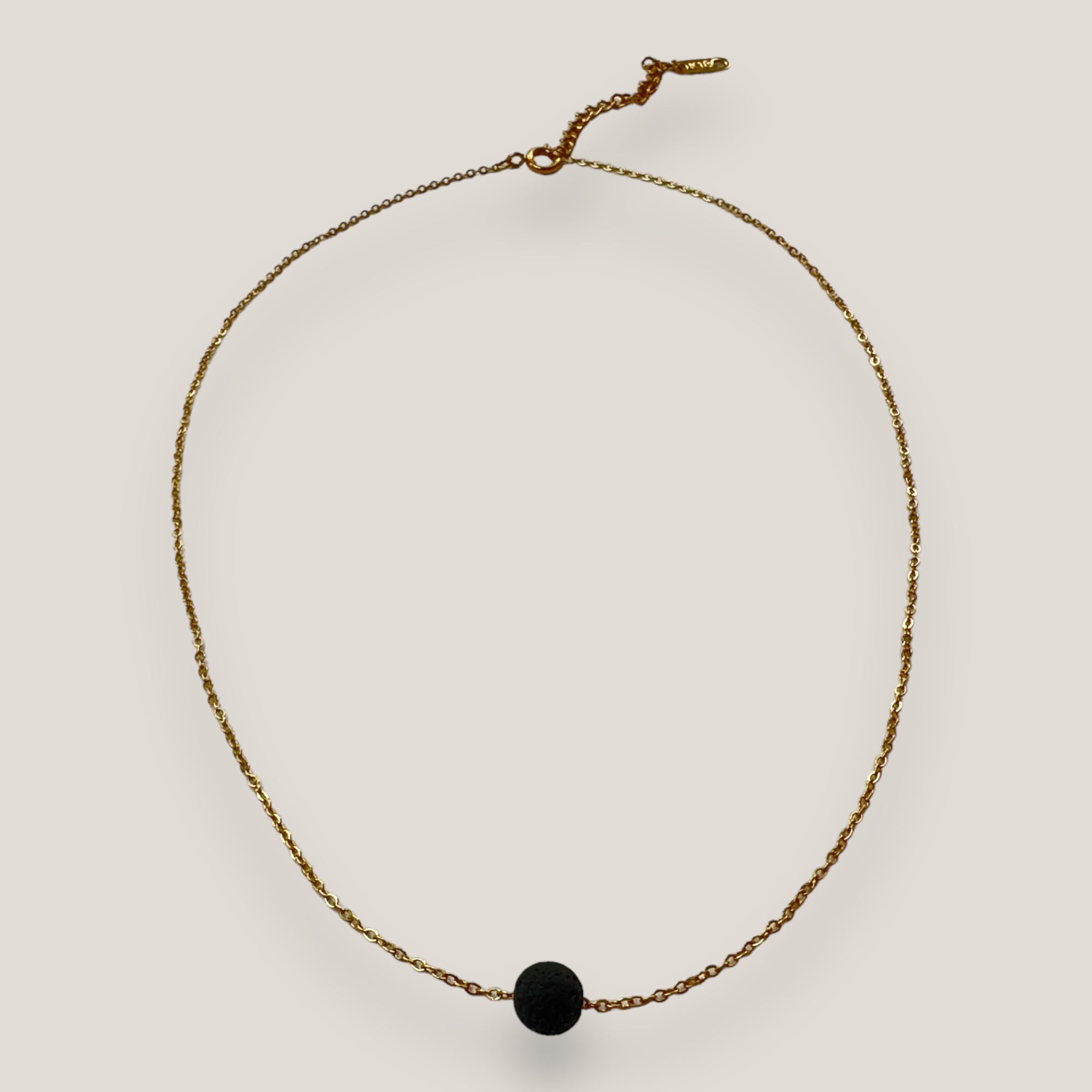 Collar minimal cadena acero oro con bola de lava negra