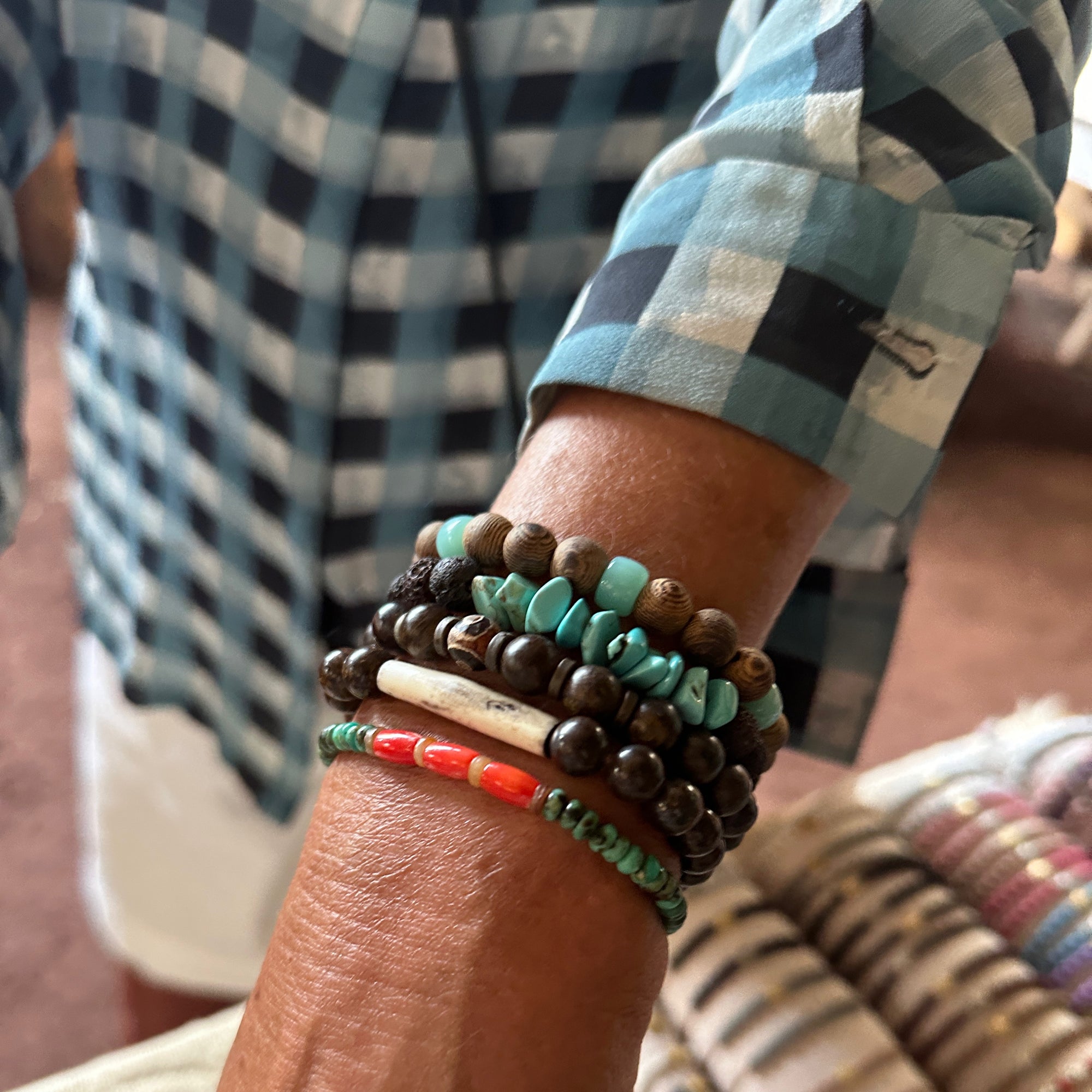 Pulsera Tristán barriles de coral naranja rosado y cuentas de turquesa africanas