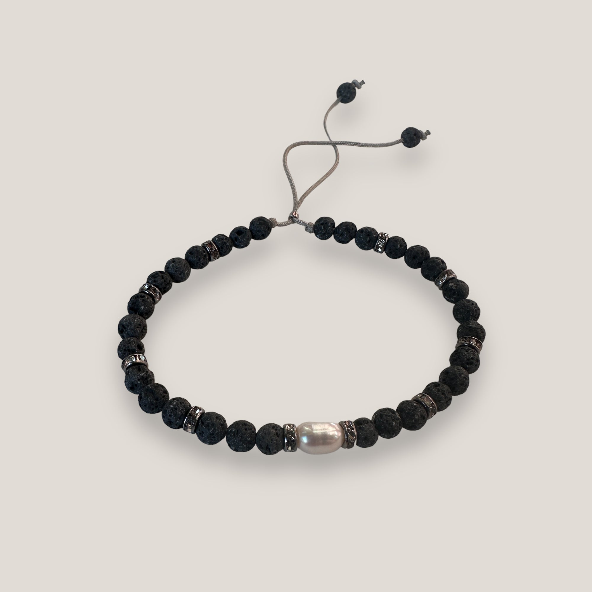 Pulsera Lilith perla con cuentas 4mm de lava gris oscuro y brillis gunmetal con cristalitos blancos