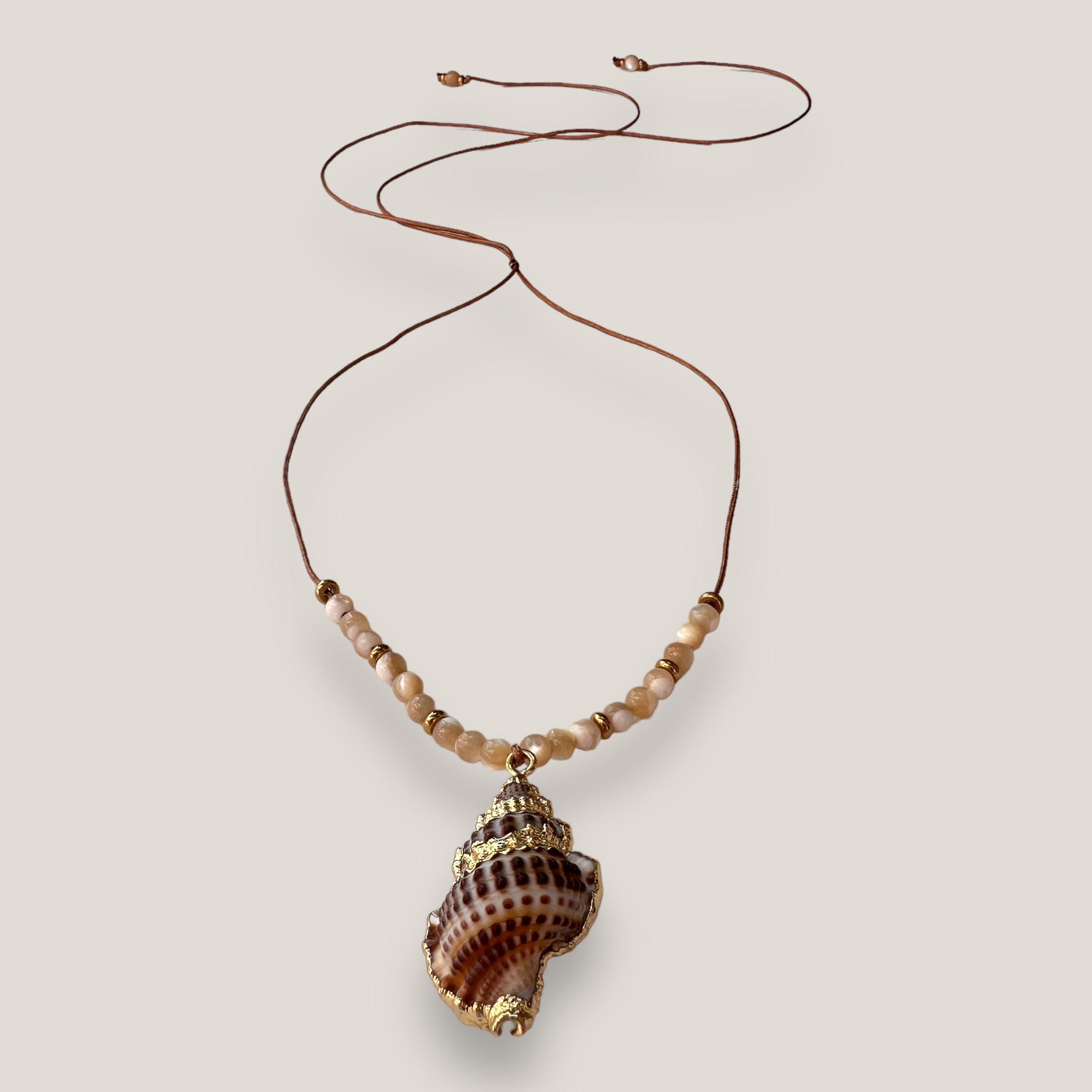 Collar midi con caracola, cuentas de  nácar beis con separadores acero oro