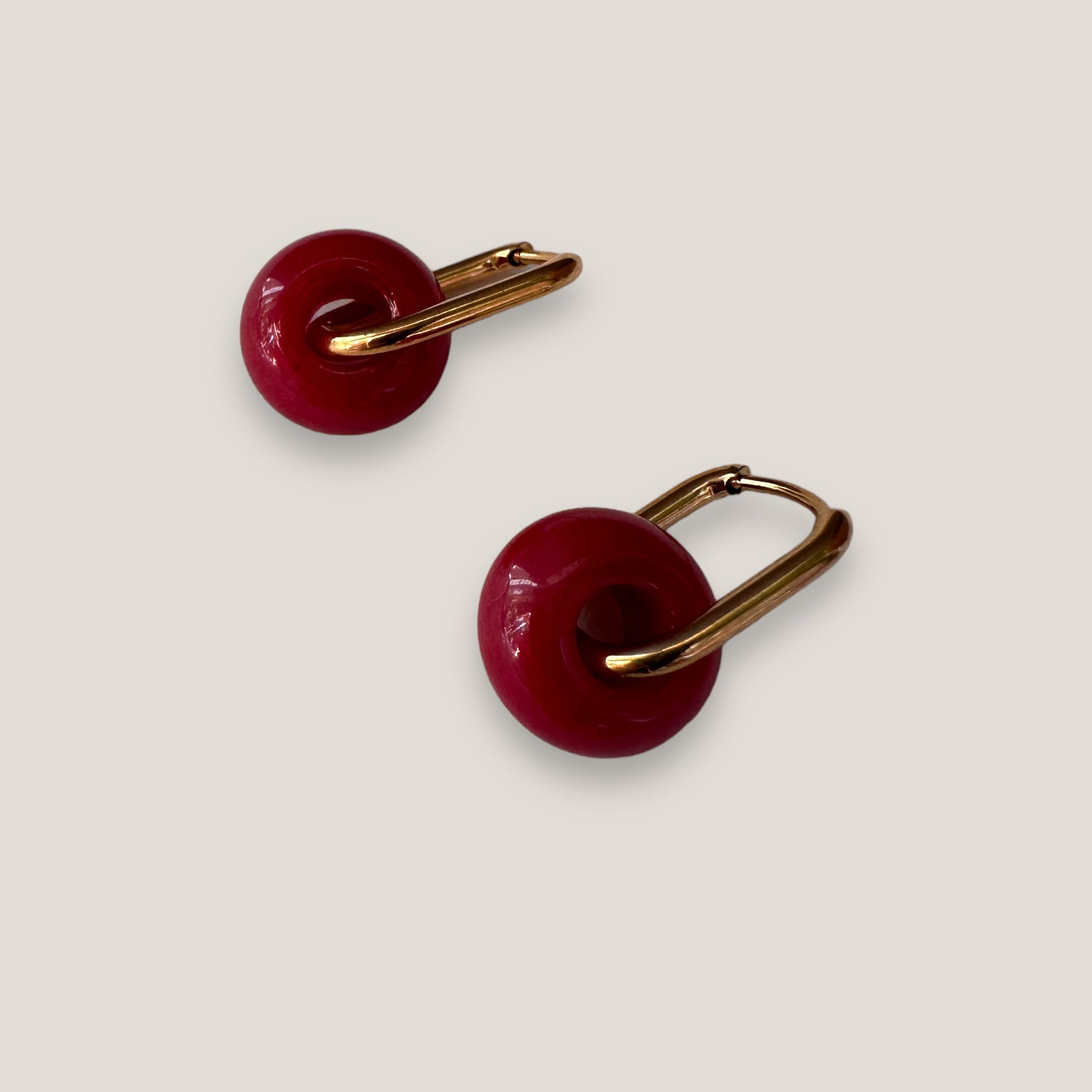 Pendientes aro rectangular acero oro con rondel cuarzo rojo