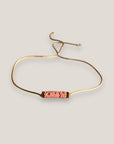 Pulsera minimal con tubo de esponja coral rosa y separadores dorados con brillis de cristal rosa