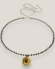Collar cadena con cristales facetados negros engarzados y medallita con piedra negra acero oro
