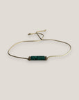 Pulsera minimal con tubo de lava verde oscuro con separadores gunmetal con cristalitos blancos