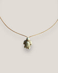 Collar minimal con tortuga de howlita verde agua