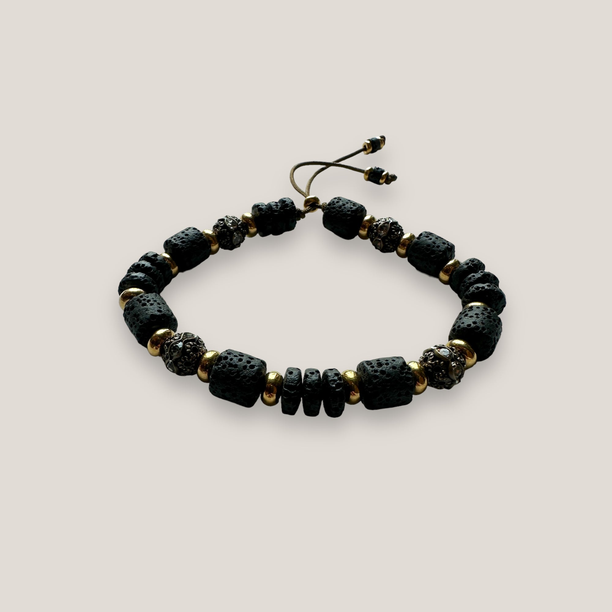 Pulsera Fuerte Beads Dafne, discos, tambores de lava negra, cuentas filigrana bronce con circonitas y separadores aro de acero oro