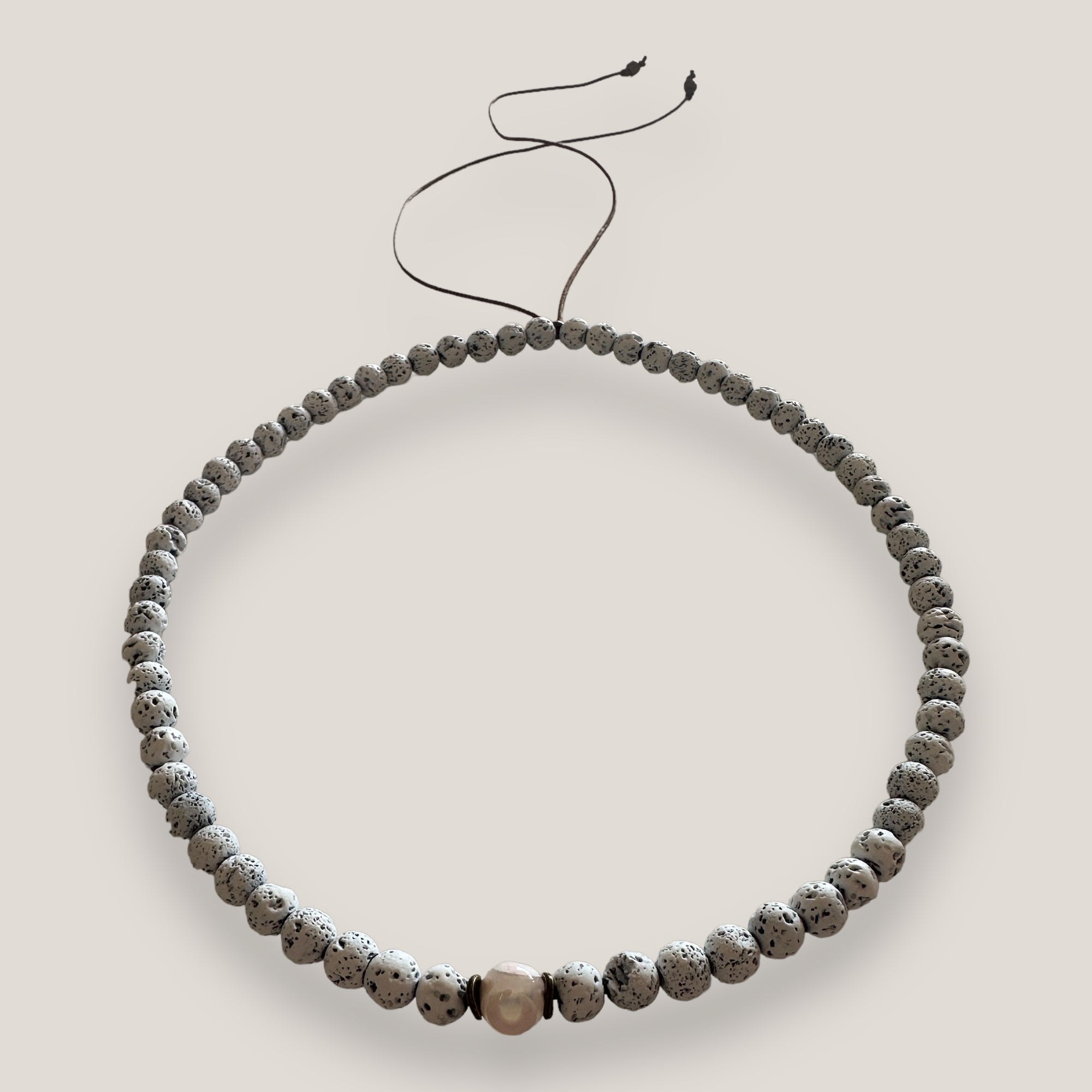 Collar ojo aborigen blanco con lava blanca