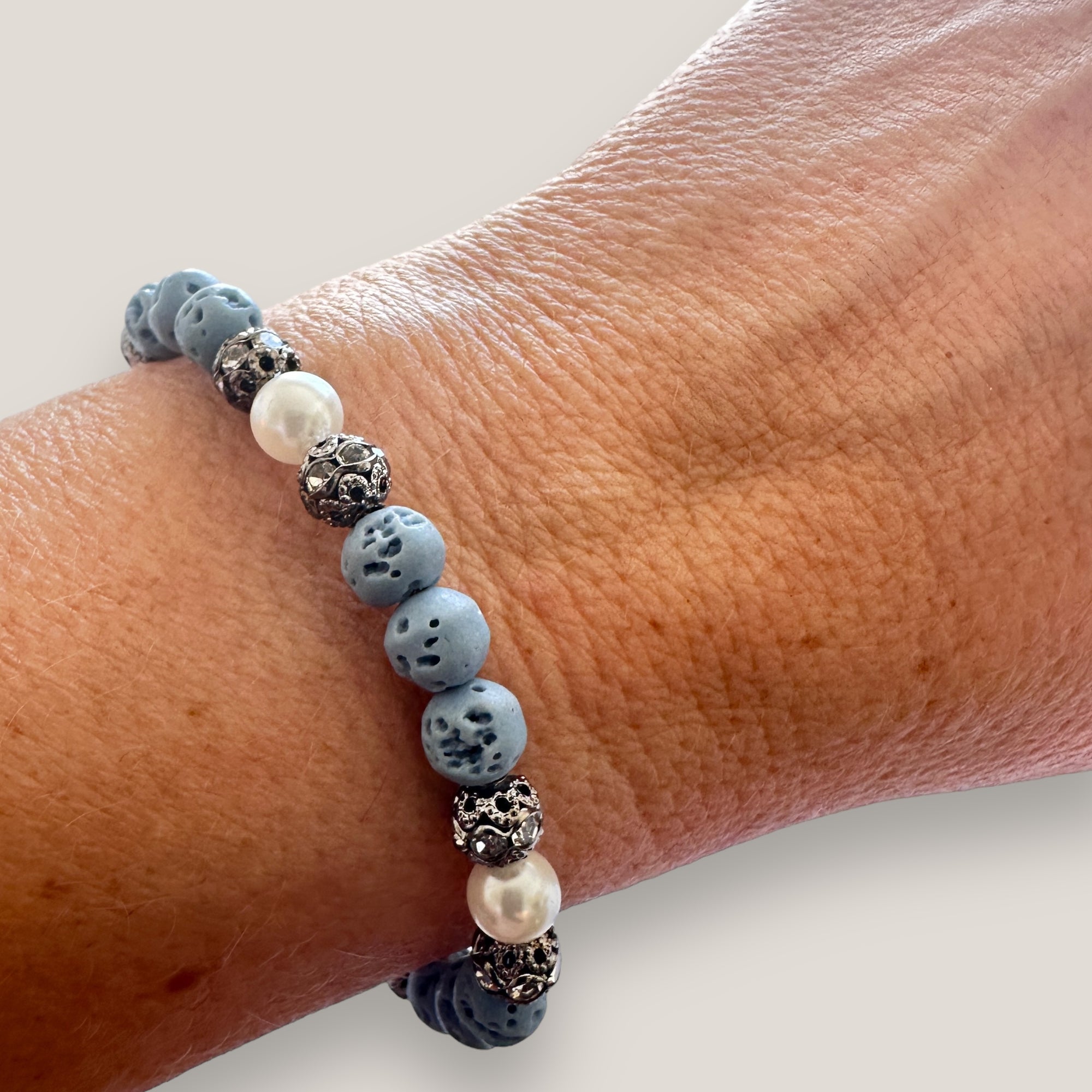 Pulsera Dafne perlas con esponja coral azul claro y filigrana gunmetal con cristalitos