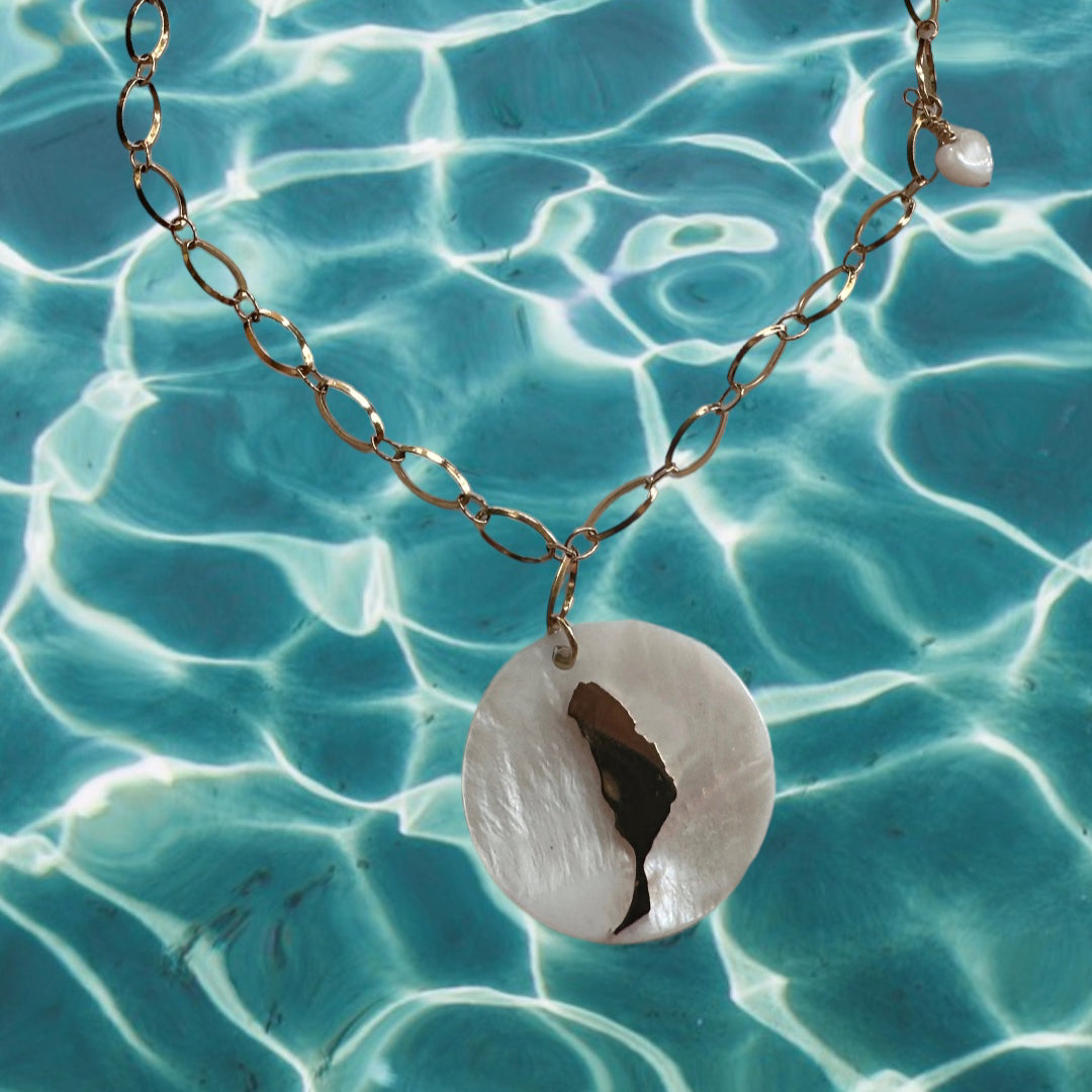 Collar medalla de nácar con Isla de Fuerteventura acero oro y cadena de acero oro con corazones y bolitas de nácar blanco