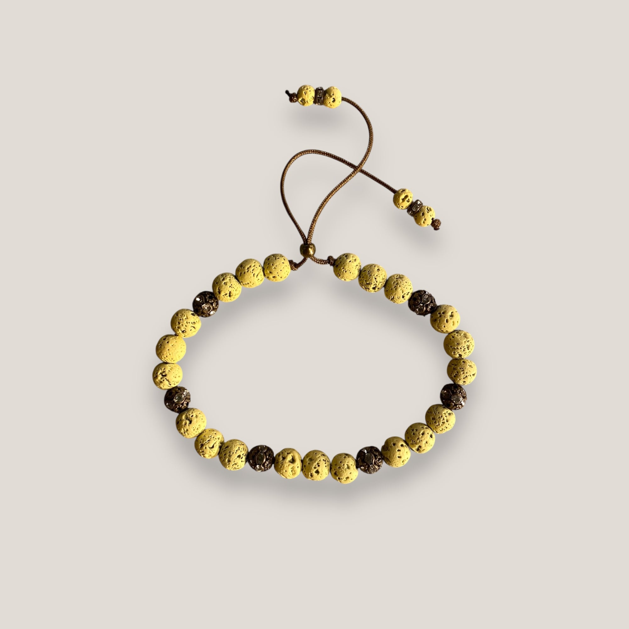 Pulsera Dafne con lava amarillo claro y filigrana bronce con cristalitos
