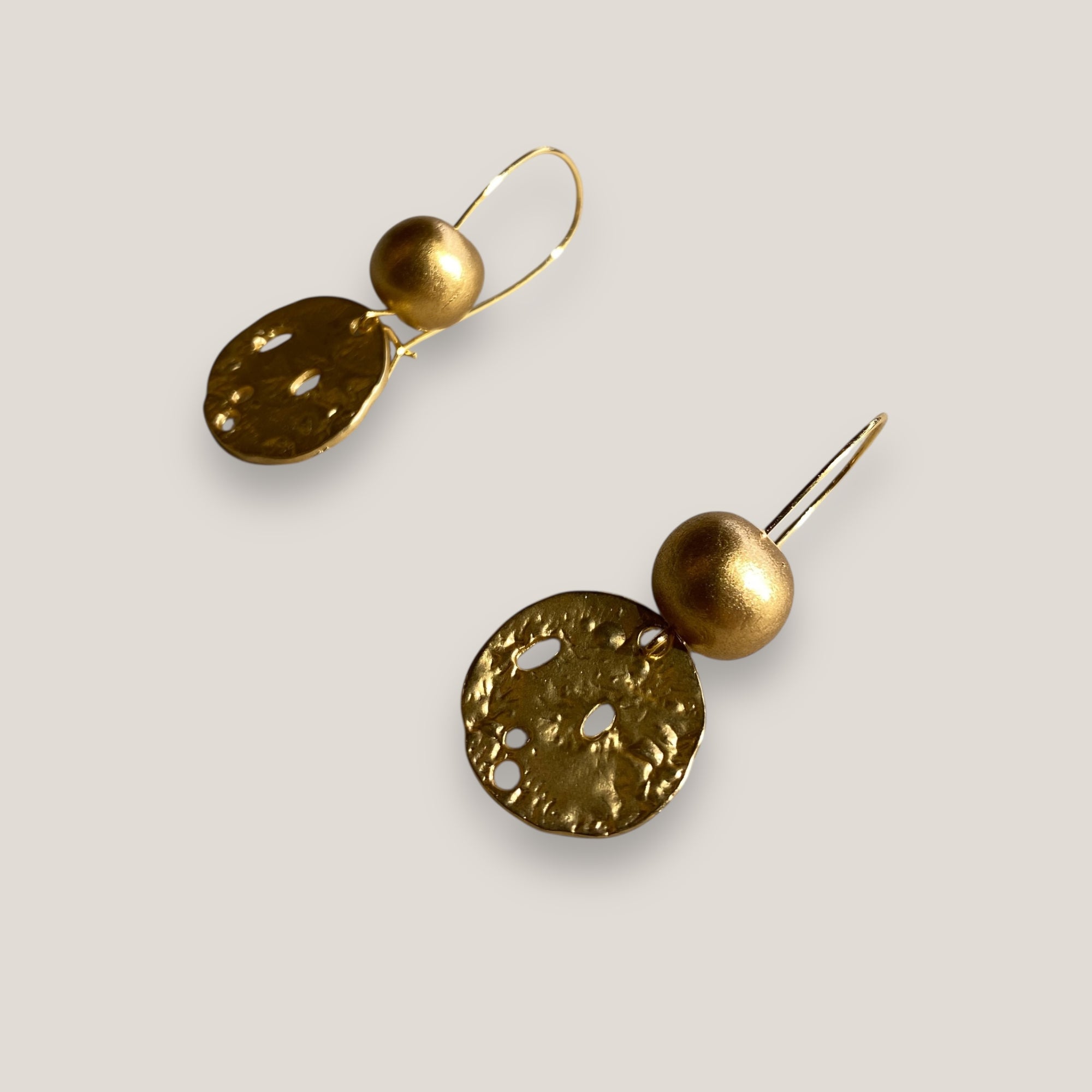 Pendientes gancho con medalla y bola oro mate