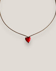 Collar minimal con corazón rojo de resina