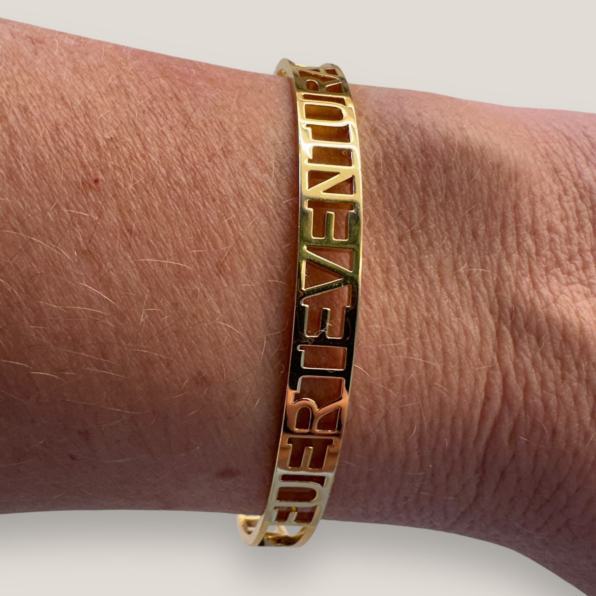 Brazalete Fuerteventura corazones acero titanio oro