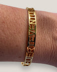 Brazalete Fuerteventura corazones acero titanio oro