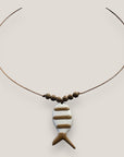 Collar midi pez esmaltado blanco con rayas marrón claro y cuentas de lava marrones claro