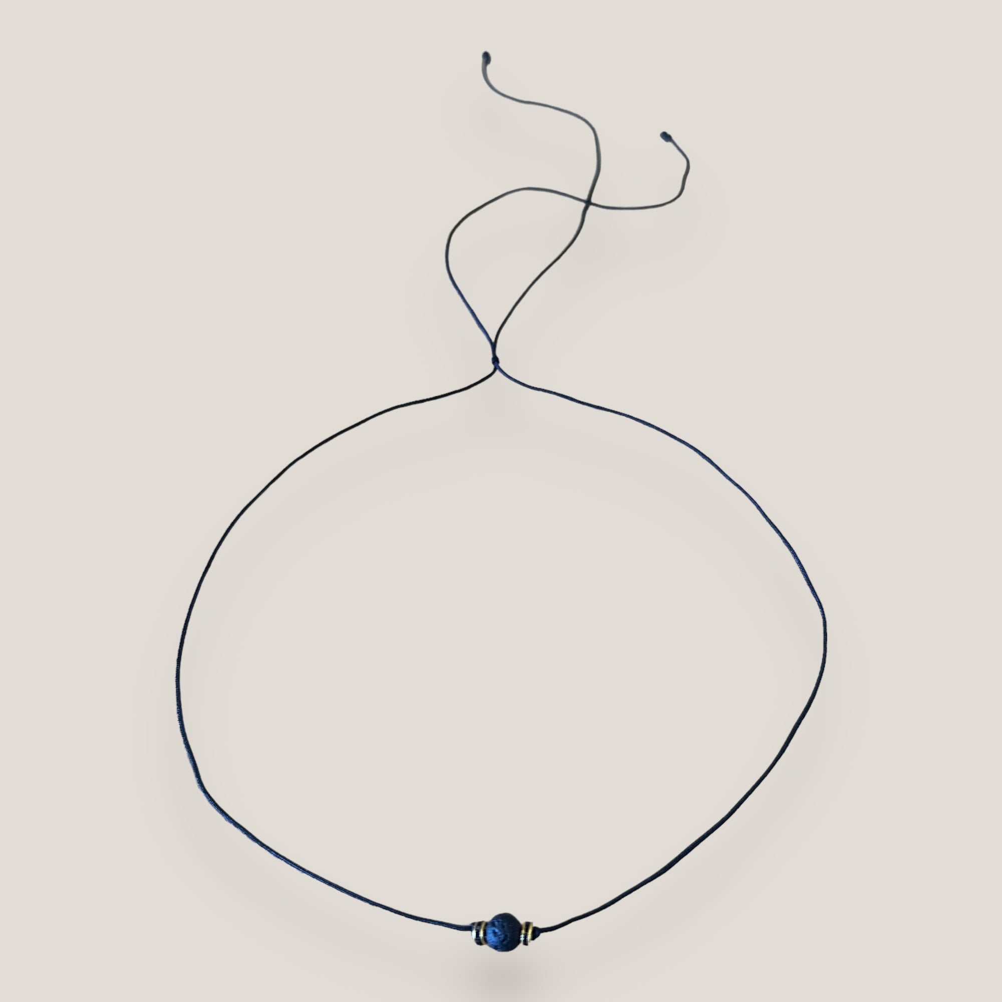 Collar minimal con bola 6mm de lava negra y cuentas doradas con brilli negros