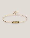 Pulsera minimal con tubo de esponja coral verde olivina y separadores dorados con brillis de cristal blanco