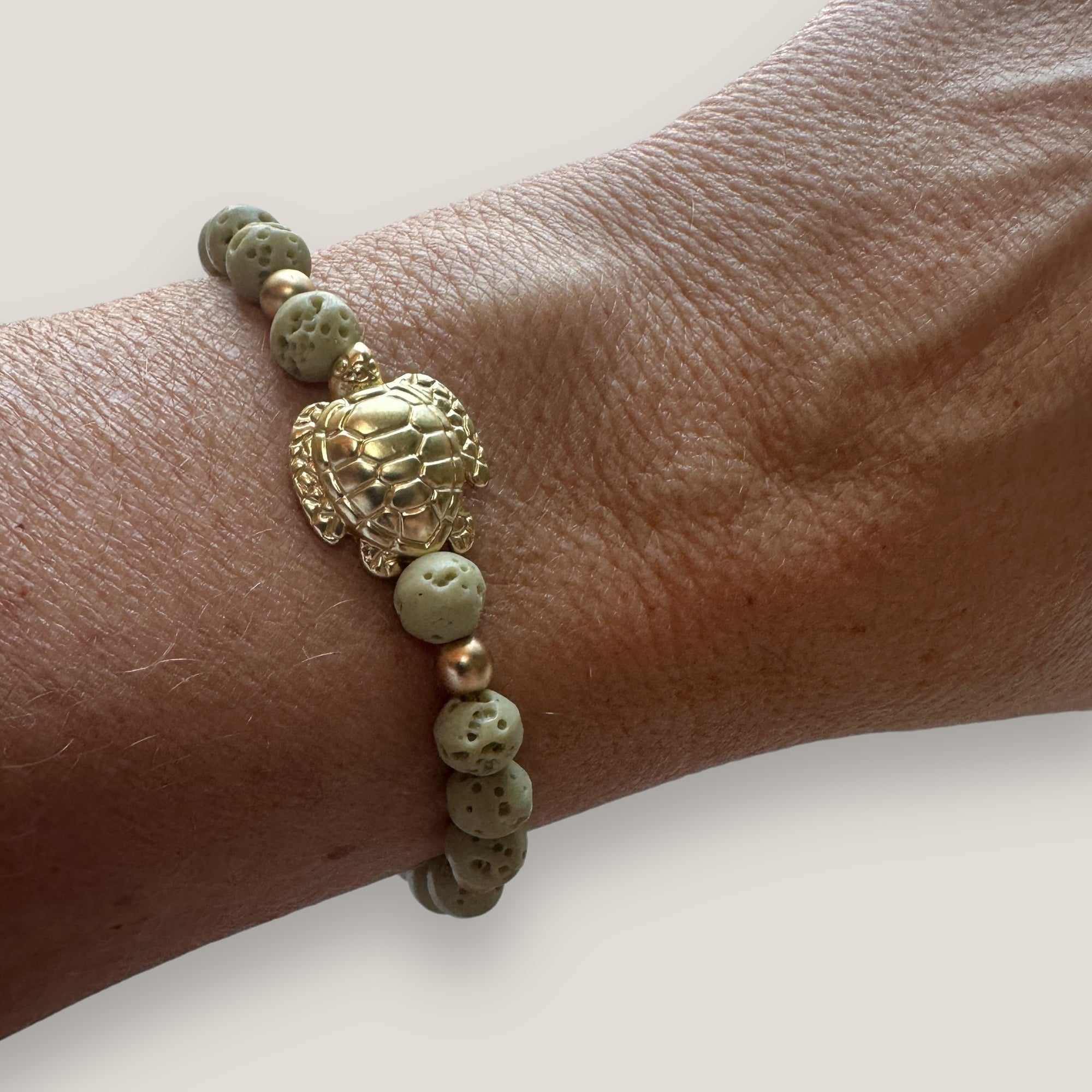 Armband mit großer goldener Schildkröte und olivingrünem Korallenschwamm