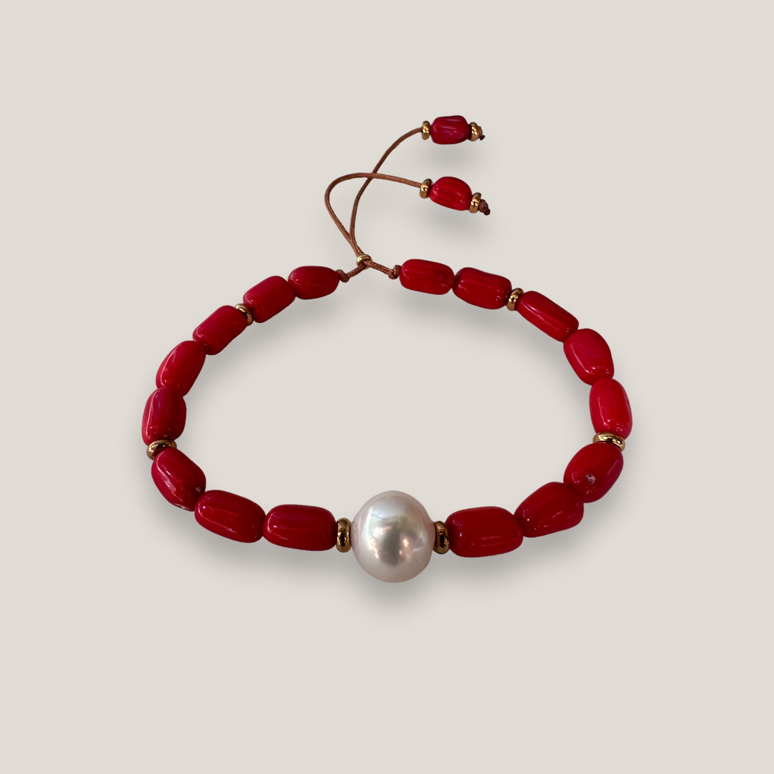 Pulsera coral rojo alargado 6x10 con perla natural y cuentas de acero oro loq