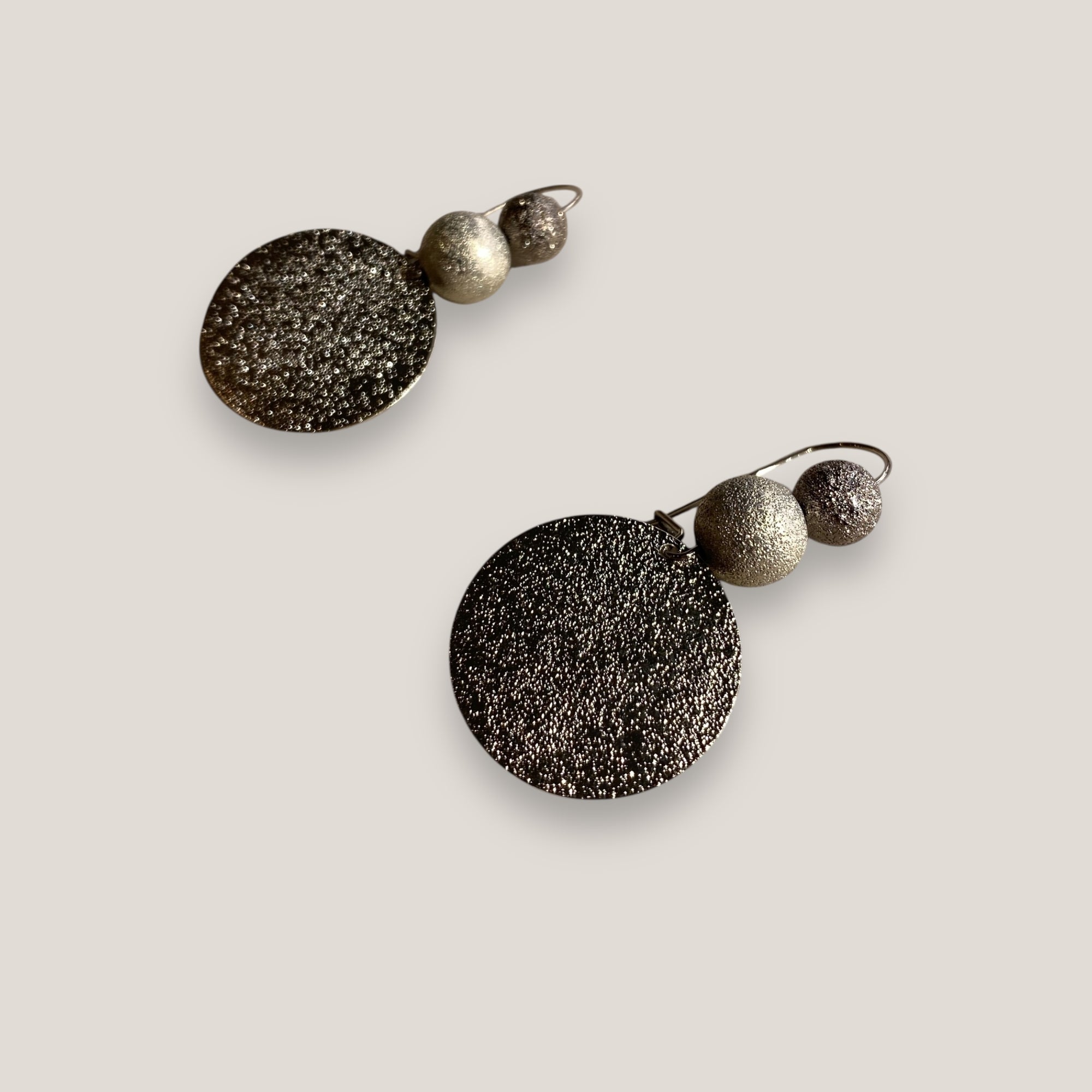 Pendientes Fuerte Beads con gancho acero, dos bolas 10, 8mm bitono esmerilado y medalla martilleada