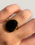 Ovaler goldener Ring mit schwarzem Achat und Stahlgold.