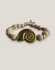 Pulsera con gran caracola y cuentas doradas con esponja coral blanca