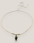 Collar midi con caracola dorada con esmalte verde y cristales facetados verde olivina