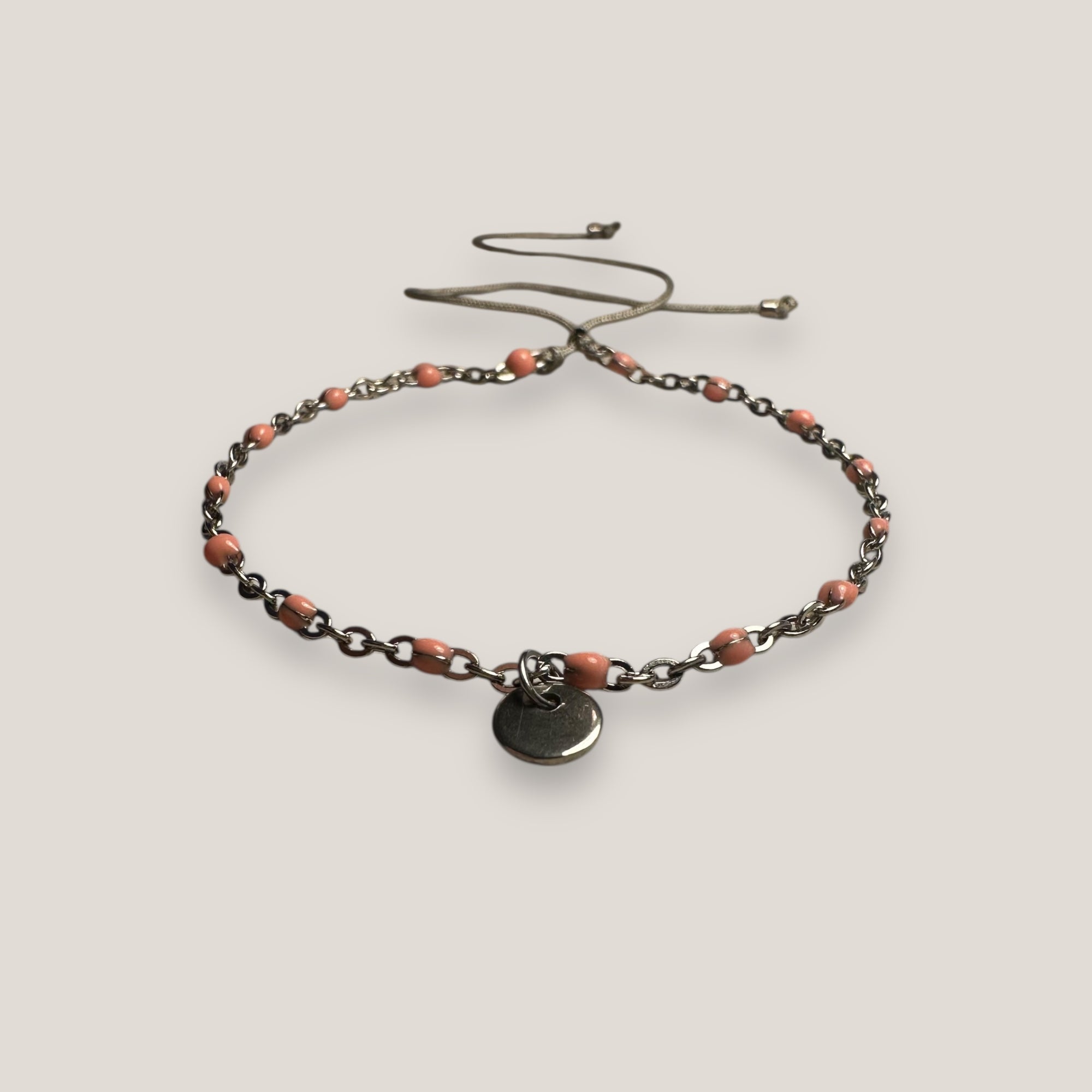 Kettenarmband und Stahlmedaille mit rosa Emaille-Kugeln
