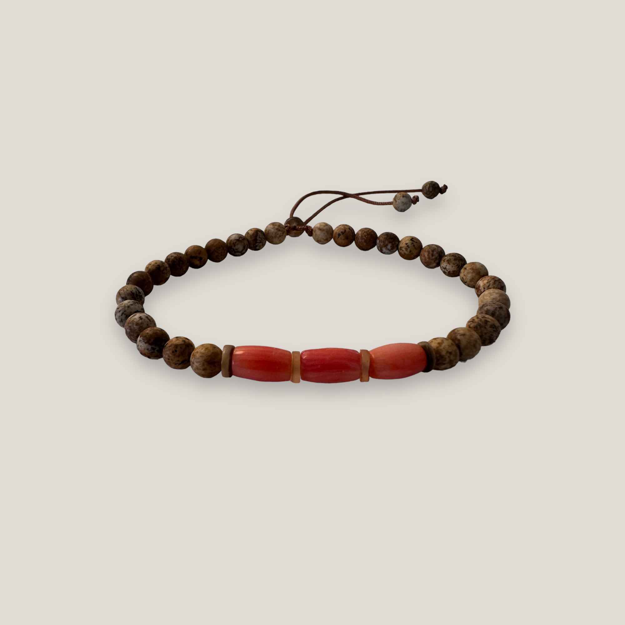 Pulsera Tristán barriles de coral naranja rosado y cuentas de piedra terrosa
