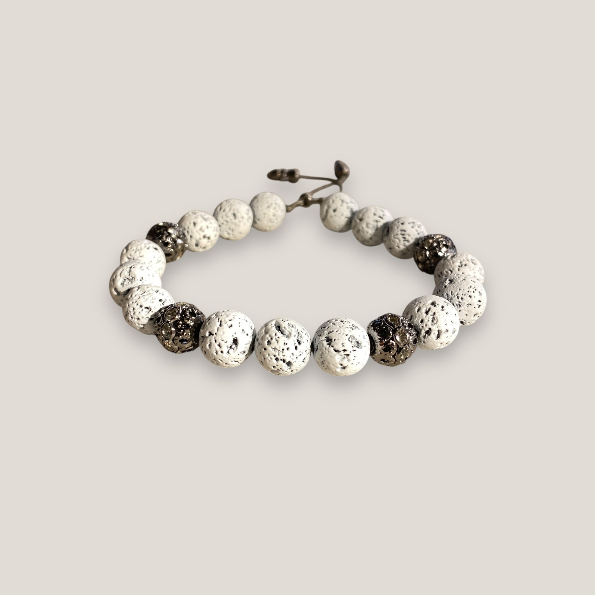 Pulsera super Dafne 10mm con lava blanca con filigrana gunmetal