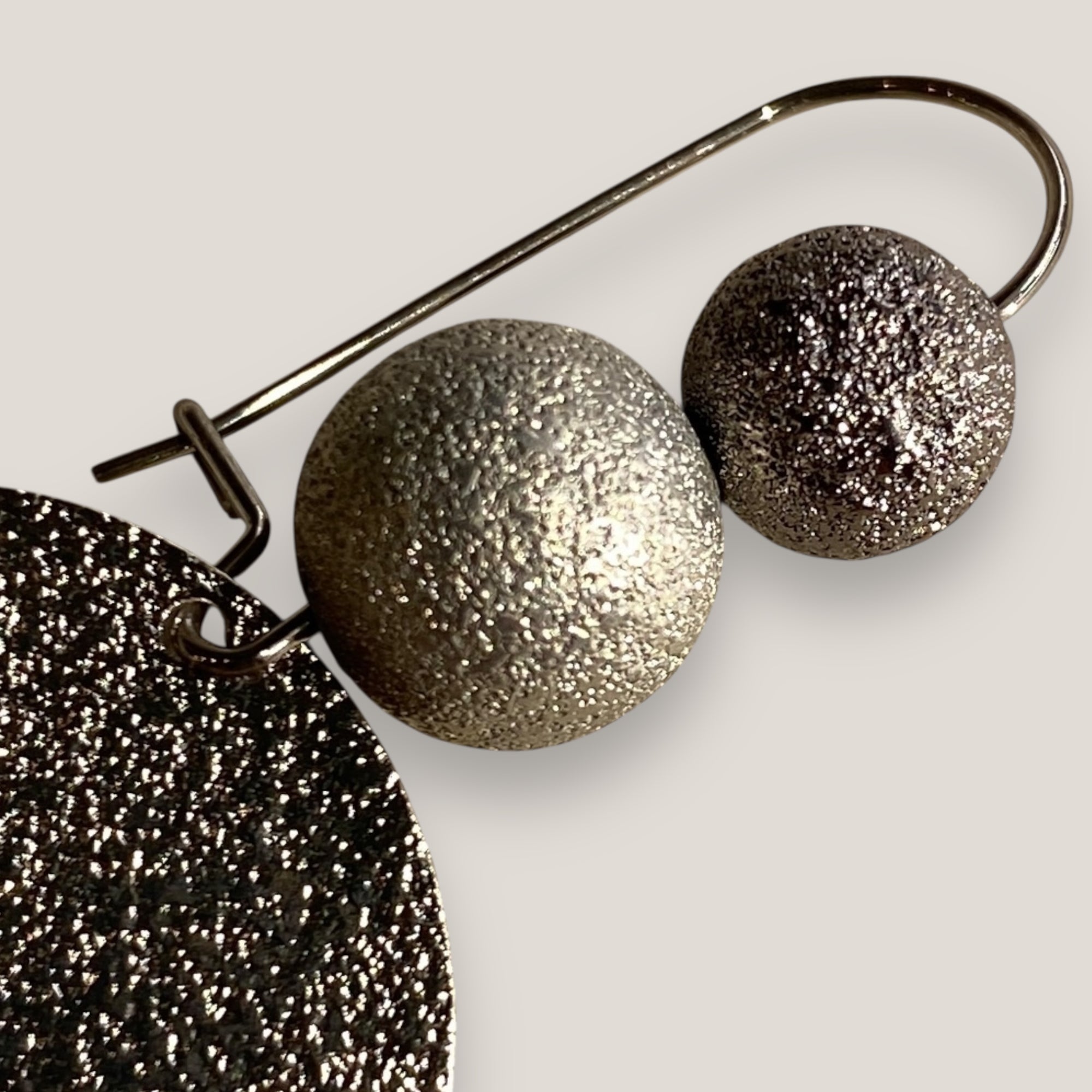 Pendientes Fuerte Beads con gancho acero, dos bolas 10, 8mm bitono esmerilado y medalla martilleada