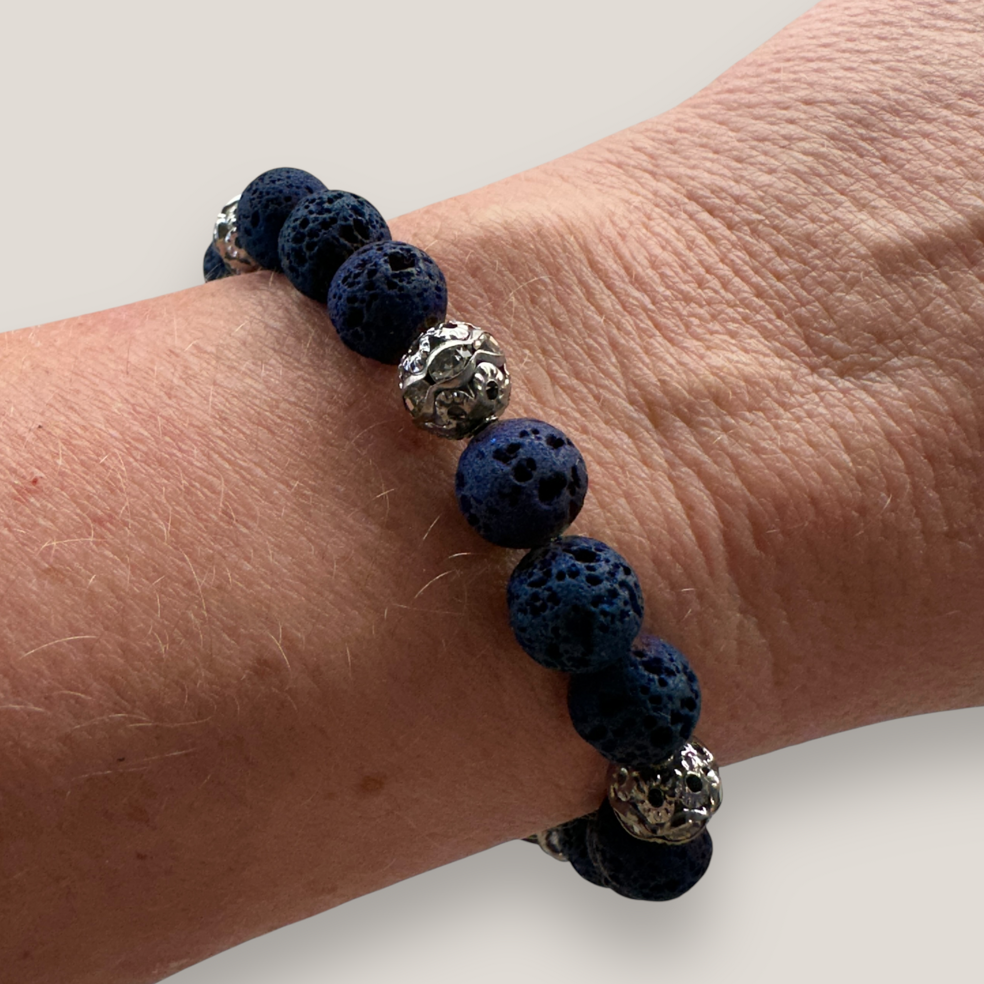 Pulsera Gran Dafne con lava azul añil y filigrana gunmetal con cristalitos