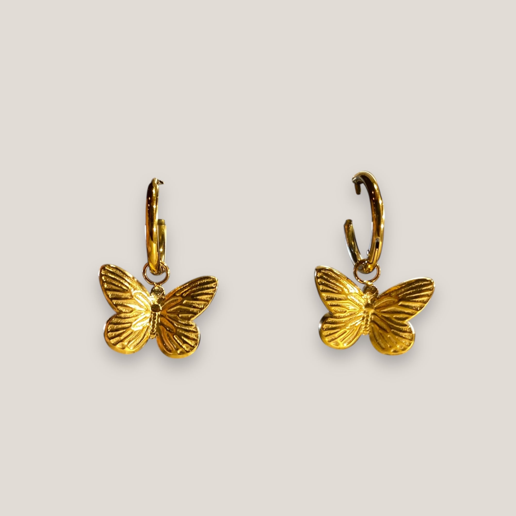 Pendientes aro clic con colgante mariposa acero oro