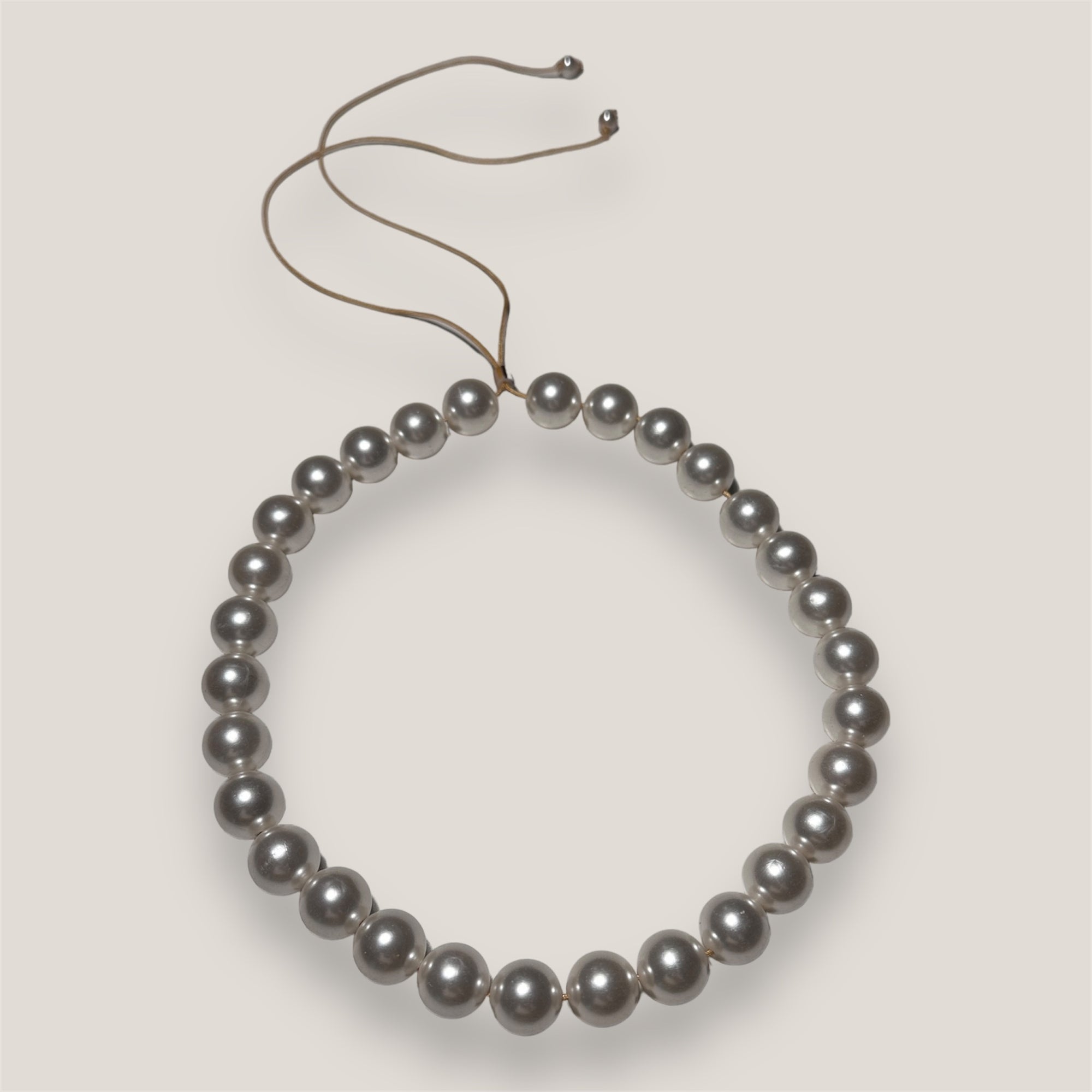 Collar con grandes perlas nacaradas blancas