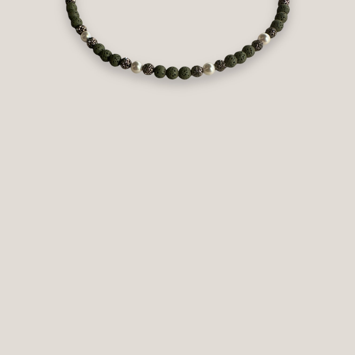 Collar Dafne perlas con esponja coral verde caqui y filigranas gunmetal con cristalitos