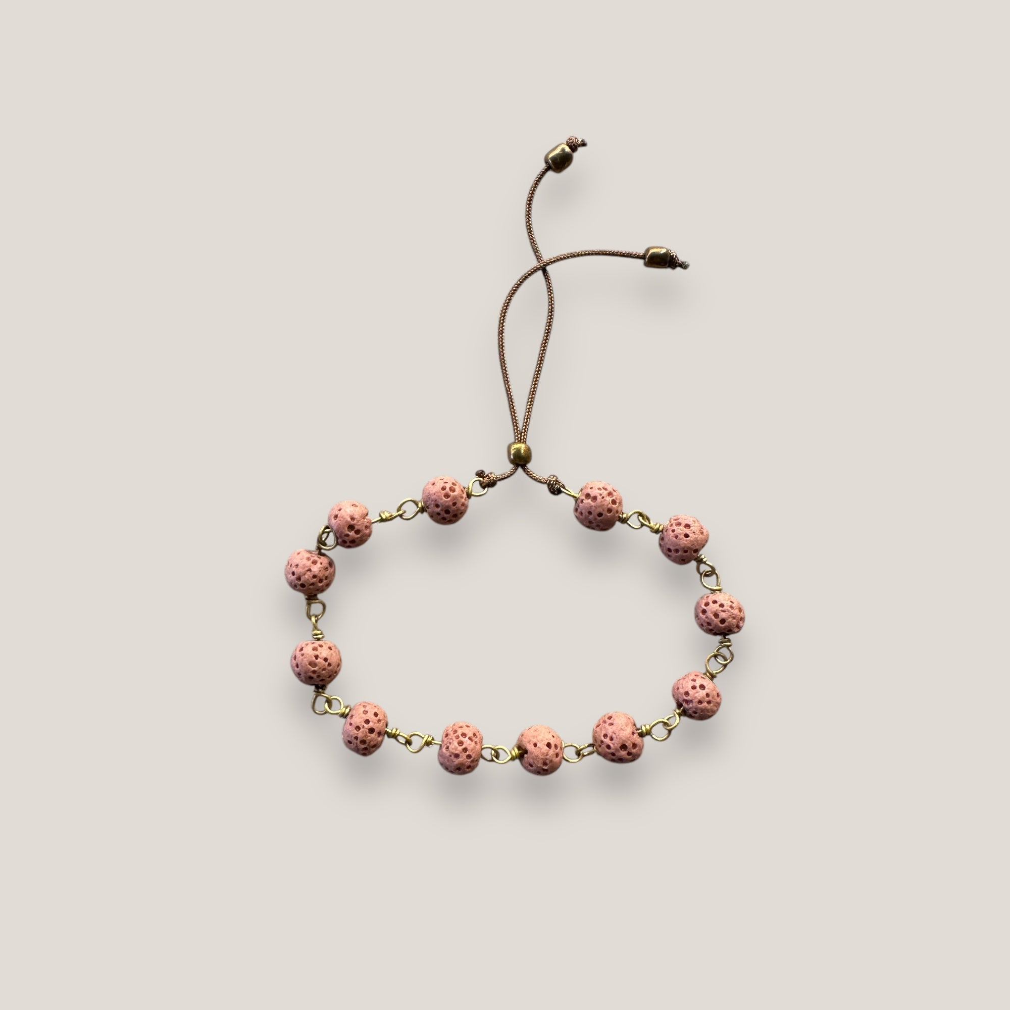 Bronzenes Kettenarmband mit 6 mm trockener rosa Schwammkoralle