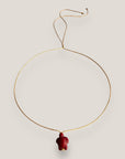 Collar minimal con tortuga de howlita granate
