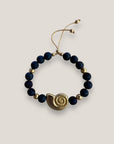 Armband mit großer Muschel und goldenen Perlen mit indigoblauer Lava