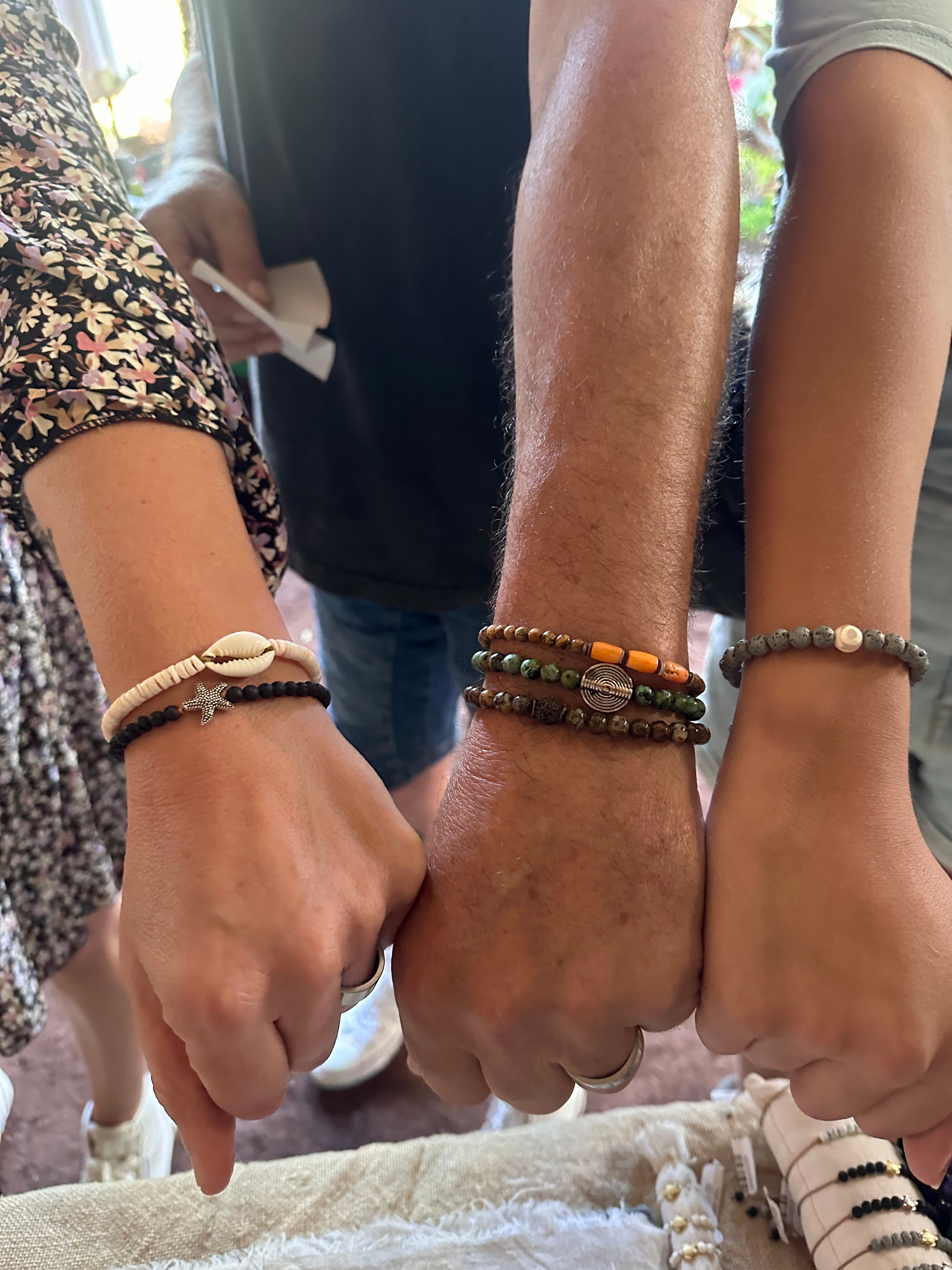 Armband mit brauner Lava-Mittelperle und braun geäderten Steinen
