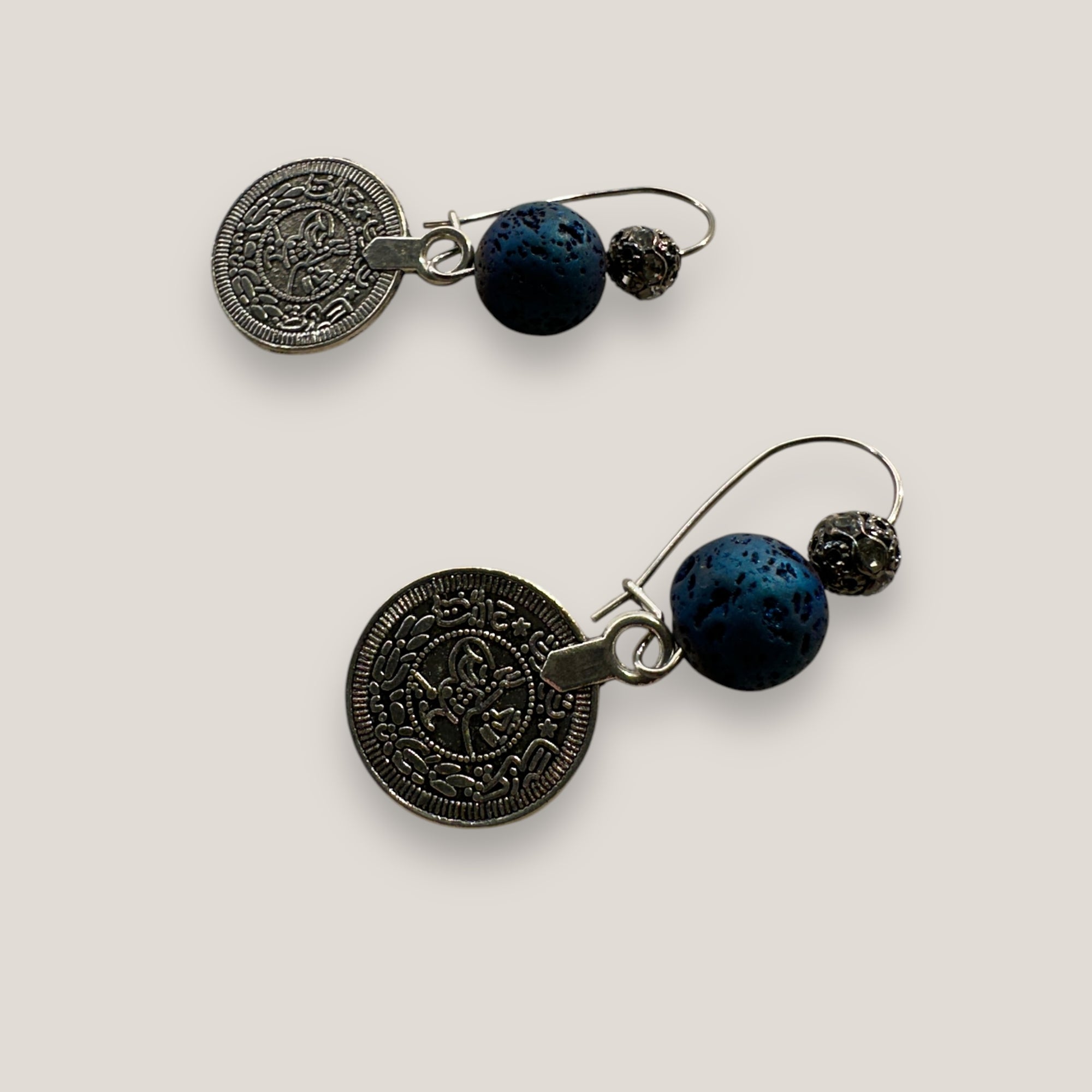 Pendientes Dafne gancho con medalla tribal mediana de plata vieja con lava azul añil