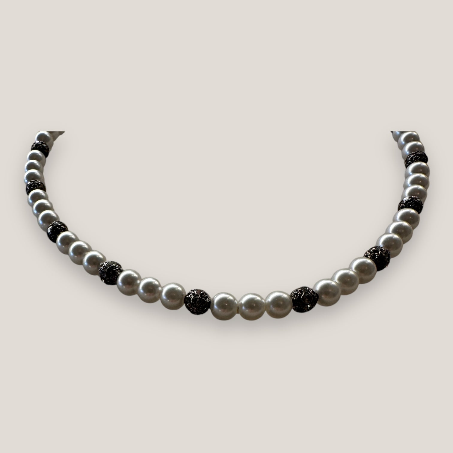 Collar Dafne con perlas de cristal nacarado y filigranas gunmetal con cristalitos