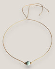 Collar minimal con bola 8mm de esponja coral verde turquesa y separadores dorados con brillis de cristal blanco