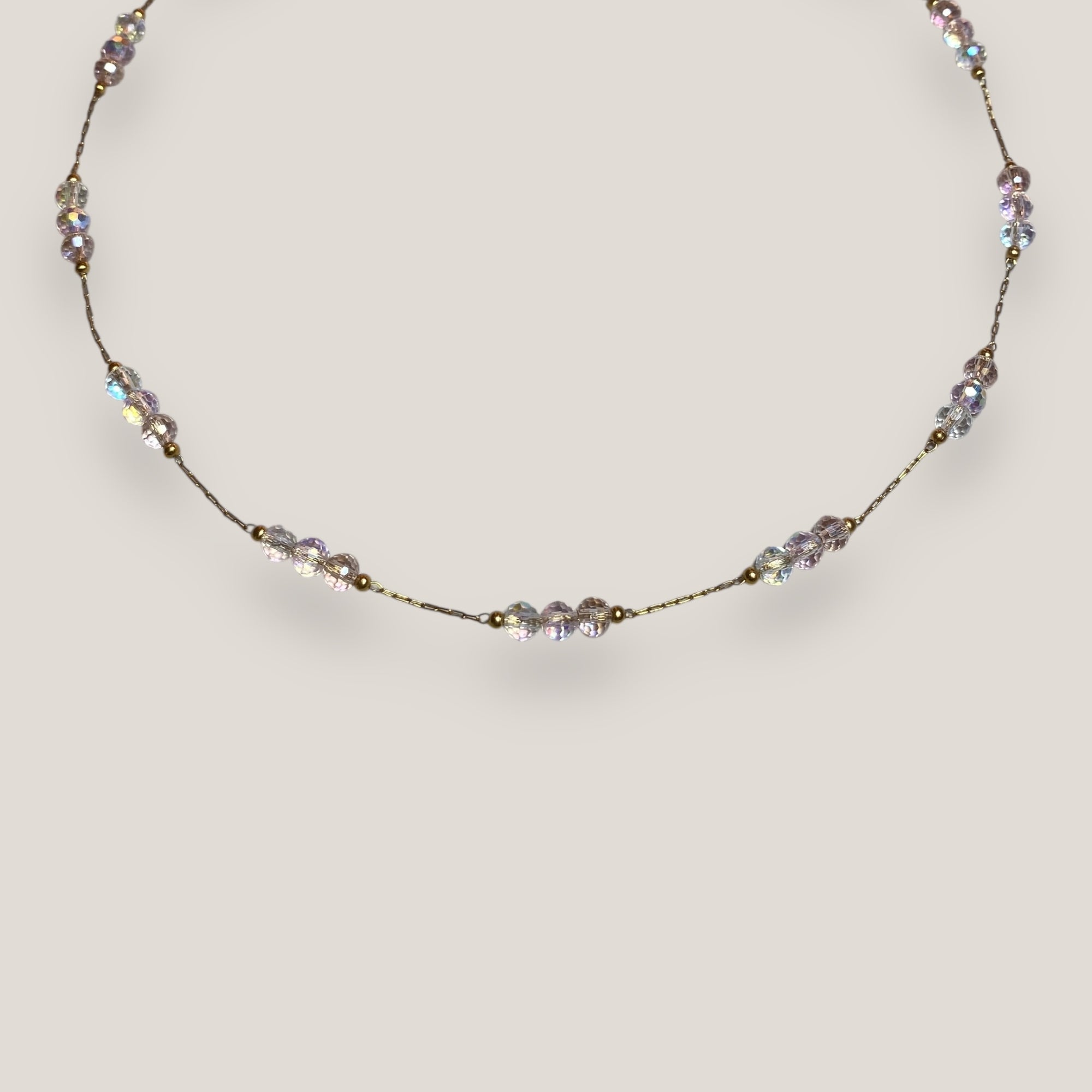Collar Bella de cristal facetado tornasol rosado, engarce con cadena acero oro