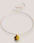 Collar minimal con tortuga de howlita amarilla
